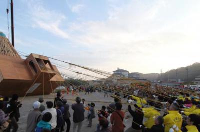  Lighthouse raising at Iwaki, Fukushima Prefecture, after the 2011 earthquake and tsunami